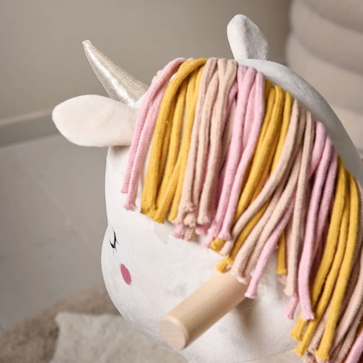 HOBBELPAARD UNICORN u00abLARAu00bb
