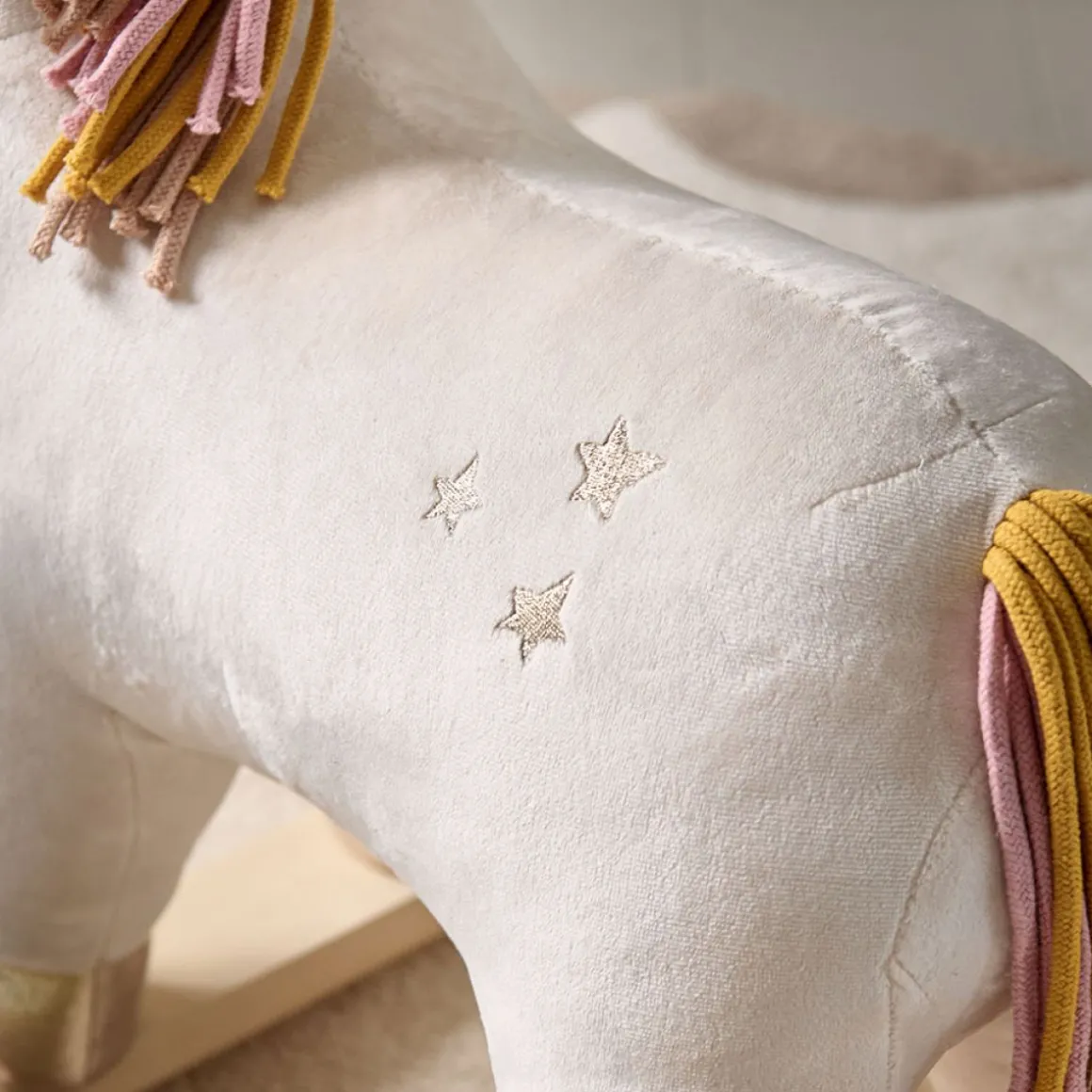 HOBBELPAARD UNICORN u00abLARAu00bb