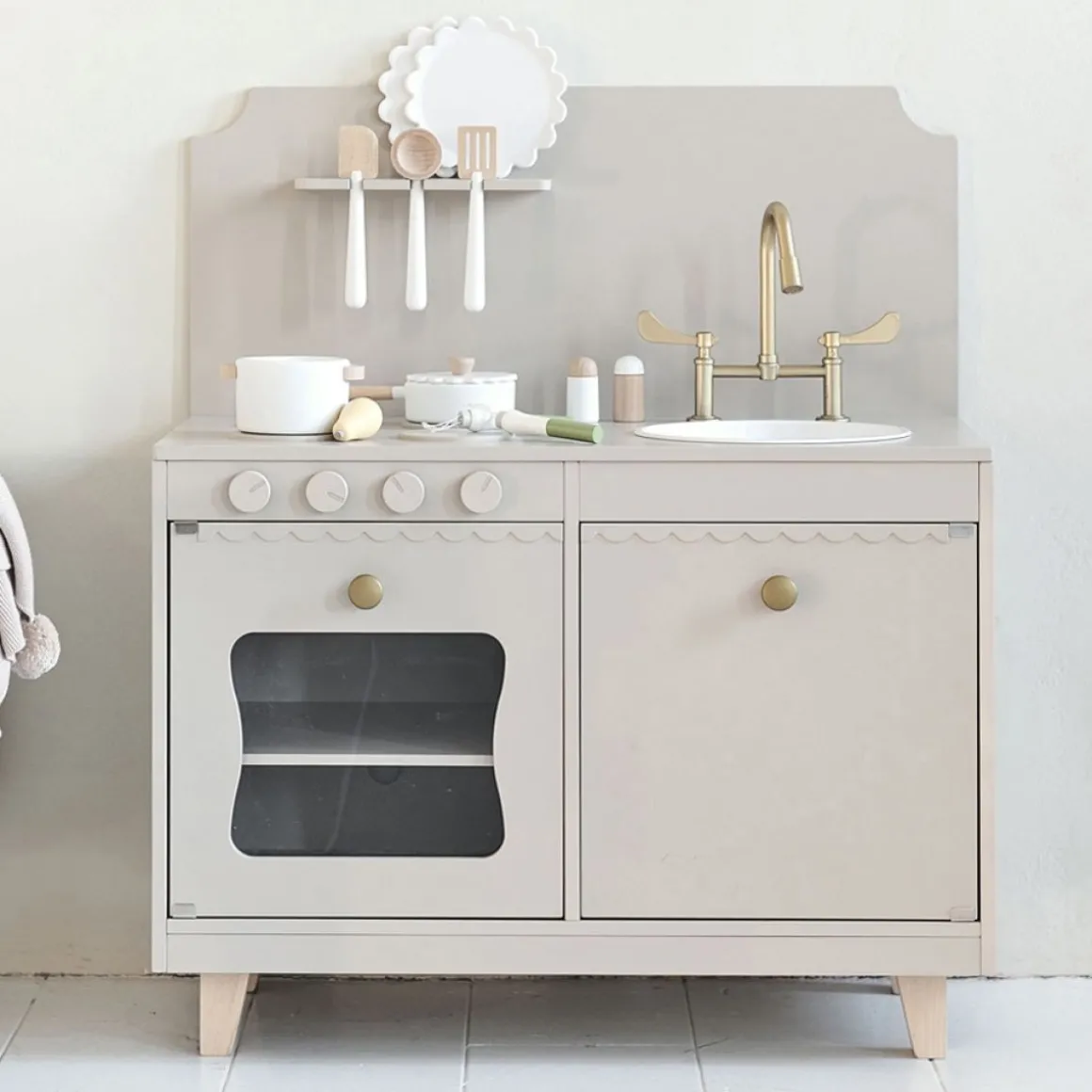 Houten speelkeuken | u00abSorbieru00bb | Taupe | Met 13-delige witte keukenset