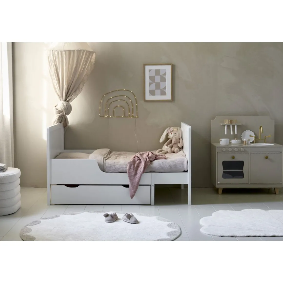Houten speelkeuken | u00abSorbieru00bb | Taupe | Met 13-delige witte keukenset