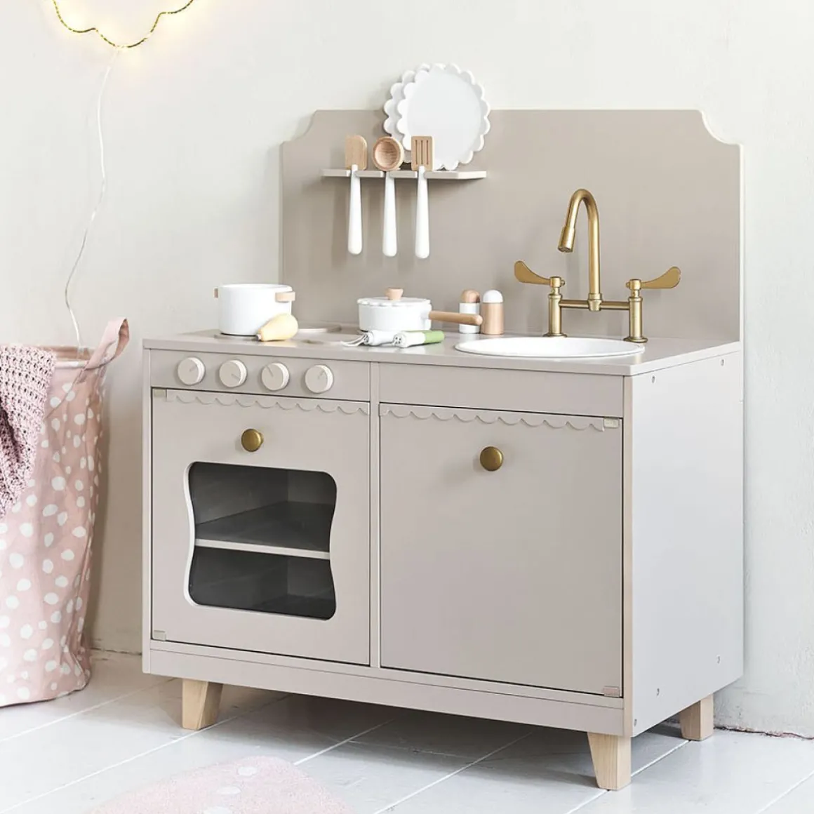 Houten speelkeuken | u00abSorbieru00bb | Taupe | Met 13-delige witte keukenset