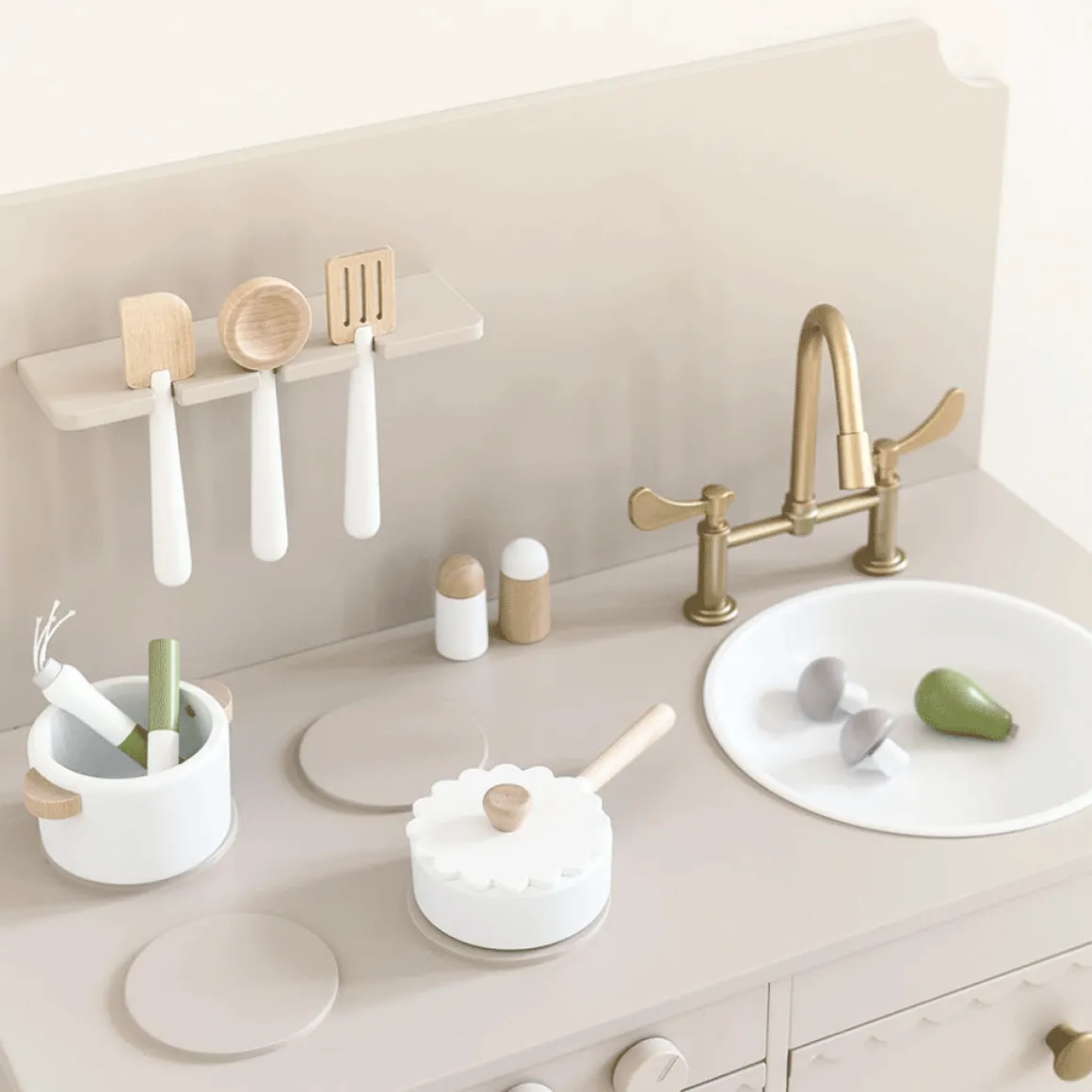 Houten speelkeuken | u00abSorbieru00bb | Taupe | Met 13-delige witte keukenset