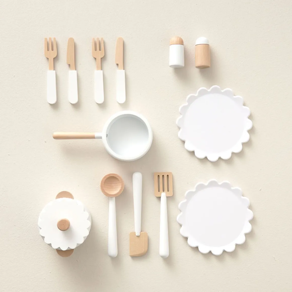 Houten speelkeuken | u00abSorbieru00bb | Taupe | Met 13-delige witte keukenset