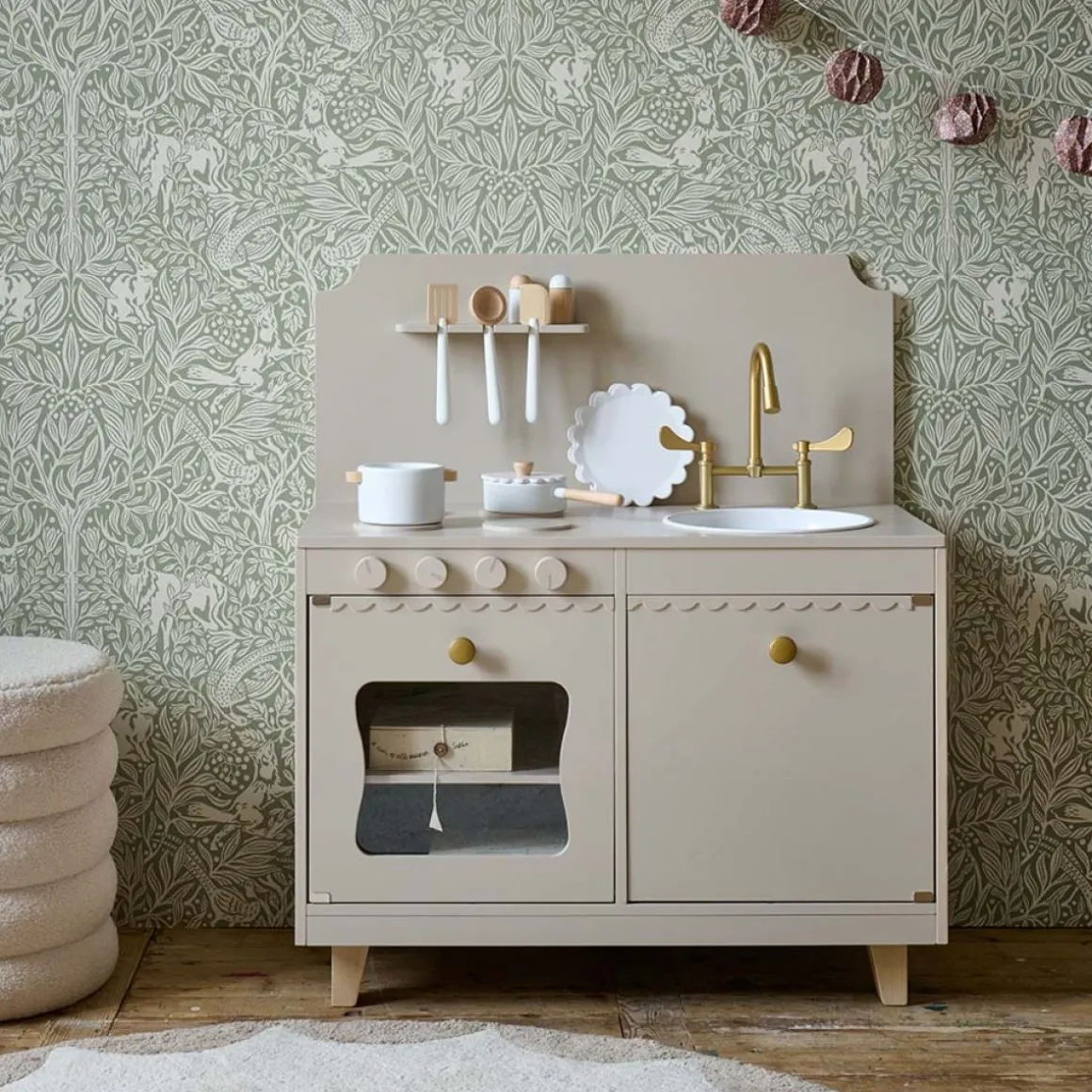 Houten speelkeuken | u00abSorbieru00bb | Taupe | Met 13-delige witte keukenset